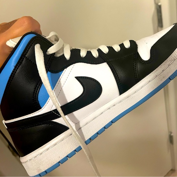 Air Jordan 1 Retro ‘University Blue’ - Picture 2 of 3